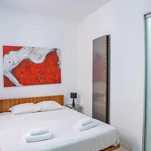 stylish-apartment-close-to-piazza-navona.it-romehotels.com/